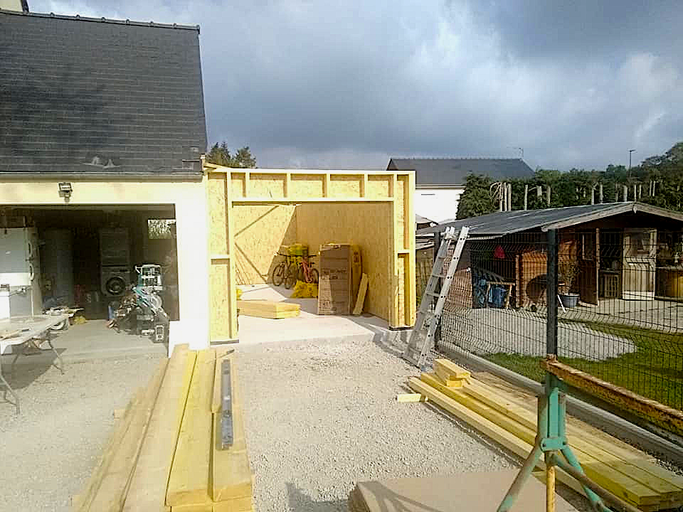Construction d'une extension en bois à ses débuts. Couverture Delalande, spécialiste en extensions de maisons à Vieux-Viel en Ille-et-Vilaine.